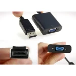 Adaptador DisplayPort a VGA Handa con audio, negro, mostrando conector USB, puerto VGA azul y terminal DisplayPort en manos.