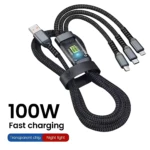 Cable trenzado negro con conector USB-A y tres salidas USB-C, LED indicador de carga y correa de sujeción.