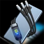 Cable 3 en 1 trenzado negro con conectores USB-C, Lightning y Micro-USB, mostrando carga simultánea en smartphone azul.