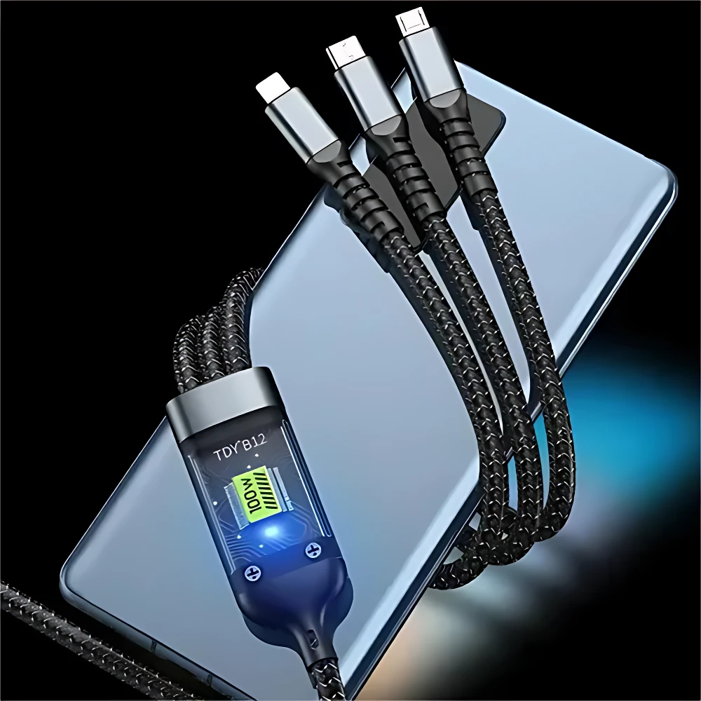Cable 3 en 1 trenzado negro con conectores USB-C, Lightning y Micro-USB, mostrando carga simultánea en smartphone azul.