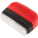 Cepillo para limpiar vidrios con mango rojo y negro y cabeza blanca de goma, diseñado para eliminar grasa y mejorar visibilidad nocturna.