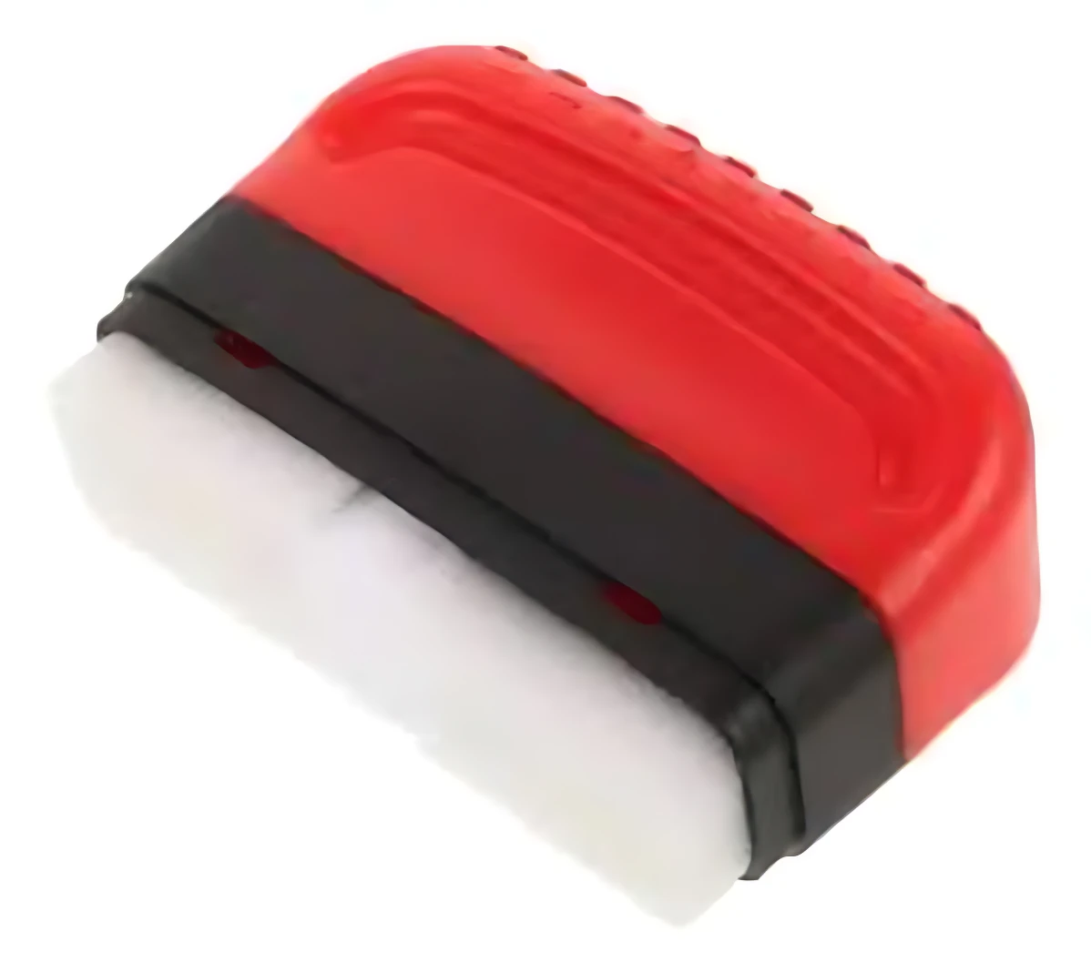 Cepillo para limpiar vidrios con mango rojo y negro y cabeza blanca de goma, diseñado para eliminar grasa y mejorar visibilidad nocturna.