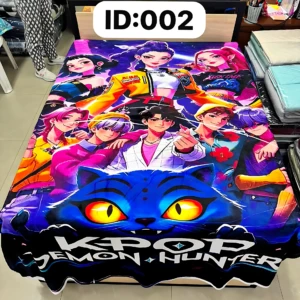 Cobija digitalizada con estampado de personajes KPOP y gato azul brillante, sobre cama en tienda.