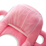 Cojín ergonómico rosa con malla trasera para lactancia, diseño acolchado con soportes laterales y abertura central para bebé.