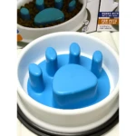 Comedero antirreflujo para mascotas en color azul con diseño de patas, capacidad de 2 tazas, ideal para controlar el ritmo de alimentación.