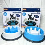 Dos comederos antirreflujo para perros y gatos, uno azul y otro blanco, con base antideslizante. Incluyen caja de presentación y diseño ergonómico para controlar la velocidad de alimentación.