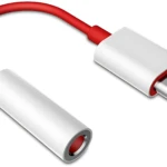 Convertidor USB-C a jack 3.5mm en color rojo con carcasa metálica blanca, mostrando conector tipo C y salida de audio.
