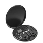 Caja redonda negra abierta mostrando dos convertidores USB con cables integrados, dispuestos en compartimentos internos para almacenamiento organizado.