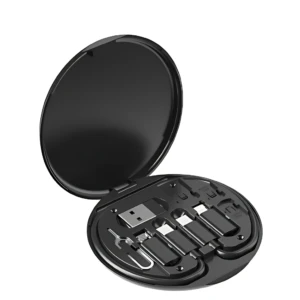 Caja redonda negra abierta mostrando dos convertidores USB con cables integrados, dispuestos en compartimentos internos para almacenamiento organizado.