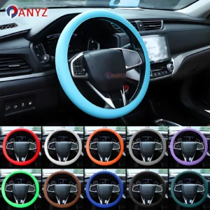 Cubierta de volante de silicona en azul claro, vista frontal en interior de auto. Incluye set de dos unidades en colores variados: rojo, blanco, naranja, gris, morado, verde, marrón, azul oscuro y negro.