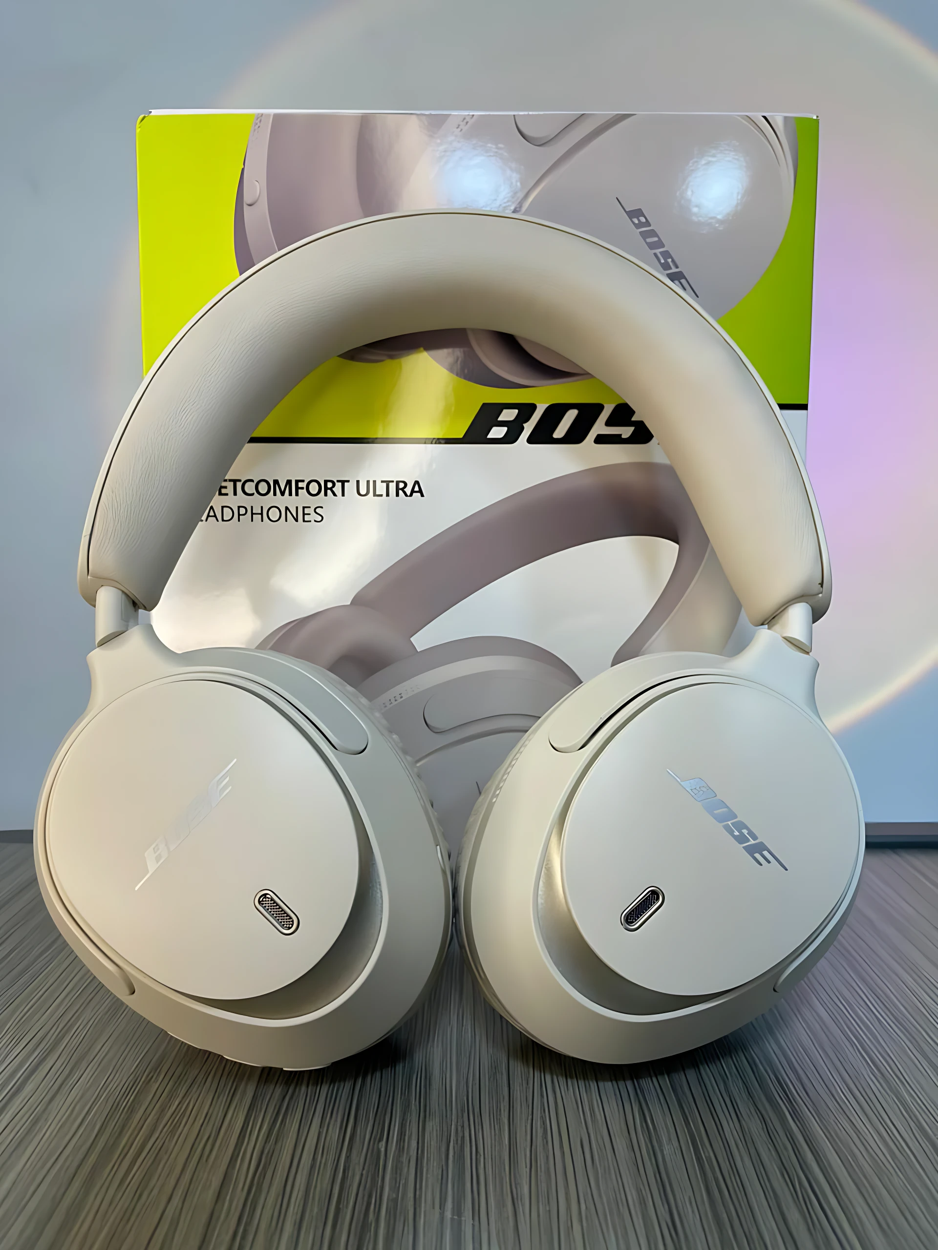 Diadema Bose Ultra Comfort en color blanco, con cancelación de ruido activa, sobre su caja original.