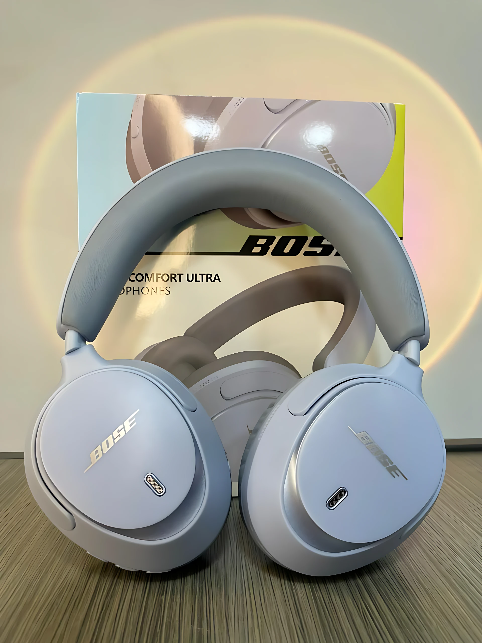 Diadema Bose Ultra Comfort en color gris claro, con cancelación de ruido activa, sobre su caja original.