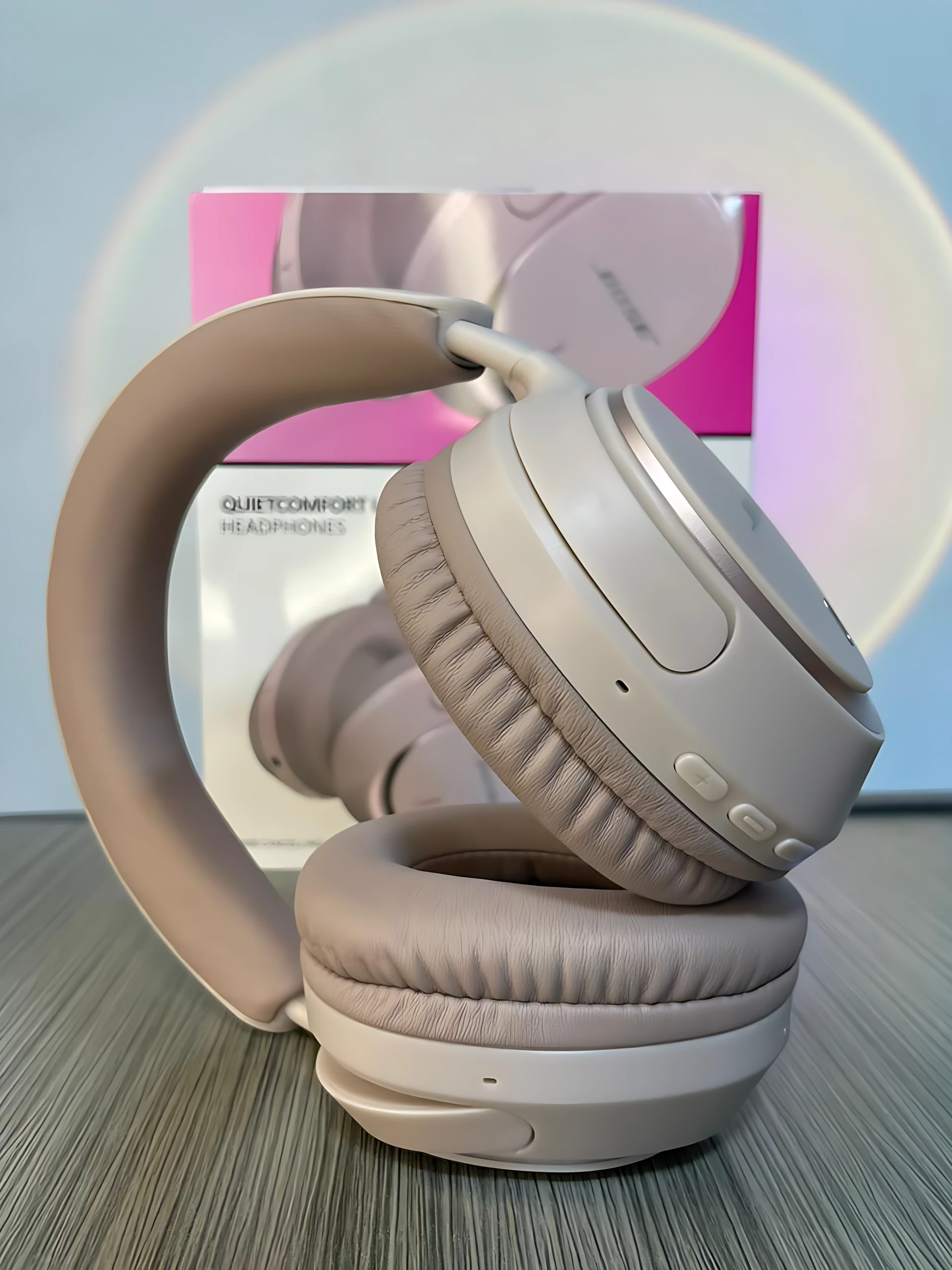 Diadema Bose Ultra Comfort en color beige, con almohadillas acolchadas y cancelación de ruido activa, mostrada sobre su caja original.