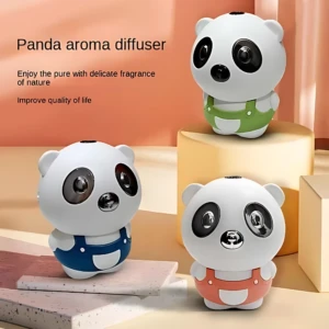 Tres difusores de aromas en forma de oso panda, con ojos grandes y brillantes, cada uno con overol de color diferente: verde, azul y naranja.