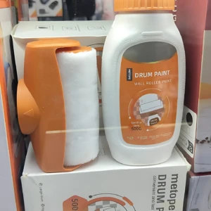 Pintura portátil blanca con rodillo naranja integrado, envase de 500 g, ideal para retoques rápidos en paredes.