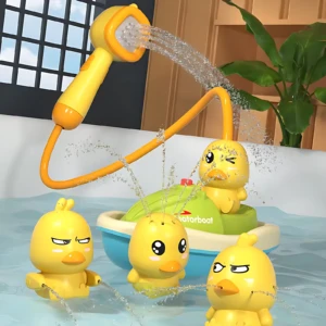 Juguete de baño para bebés: pato amarillo navegable con ducha eléctrica y manguera flexible, en baño con agua y plantas de fondo.