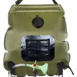 Ducha portátil de color verde oliva con asa superior, válvula negra en la parte frontal, bolsa de almacenamiento transparente y manguera con boquilla verde claro.