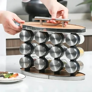 Organizador de especias con 12 frascos de vidrio y base de madera, con asa metálica y tapa superior, sobre encimera blanca.
