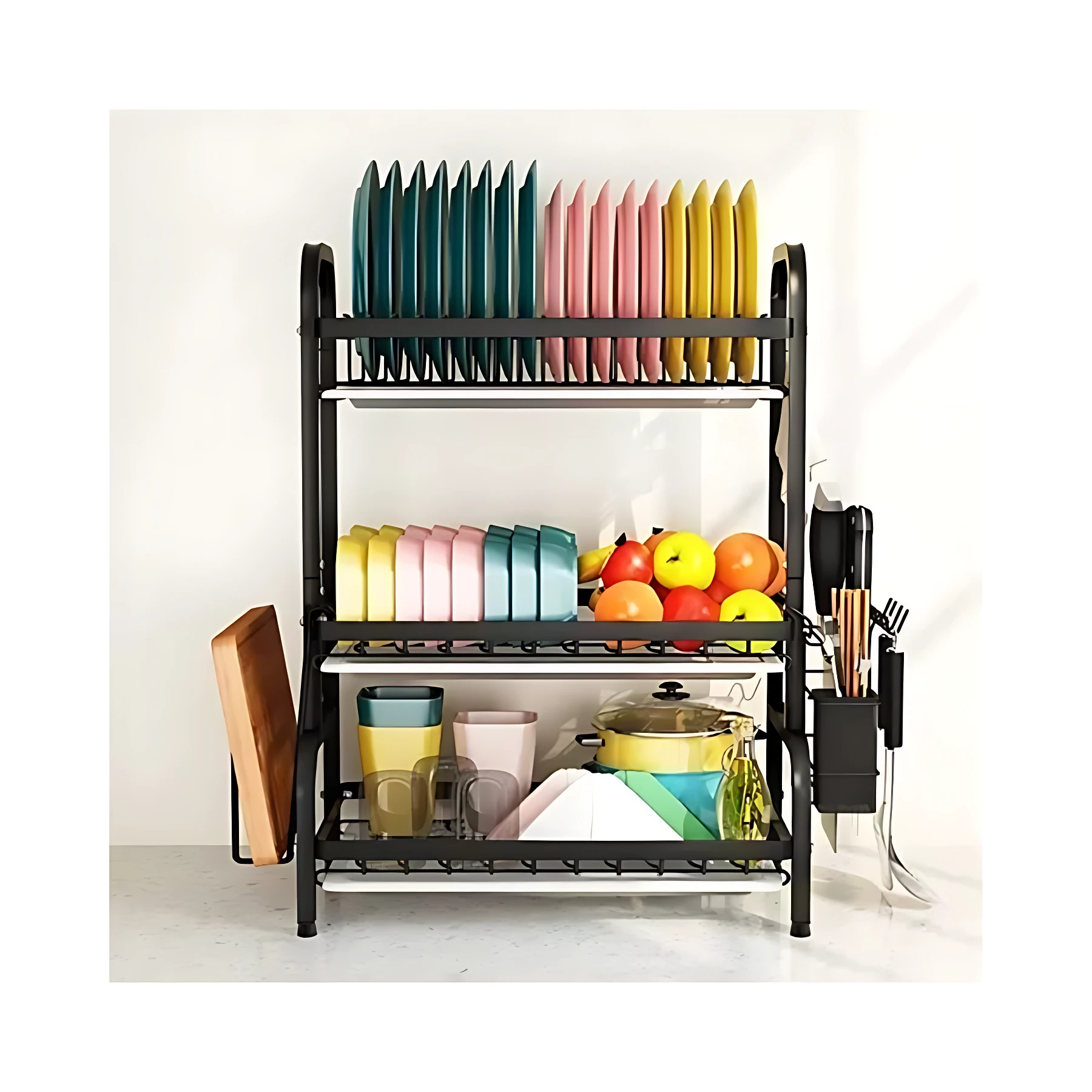 Estante escurridor de cocina de tres niveles en color negro, con platos, tazas, frutas y utensilios organizados en cada nivel.
