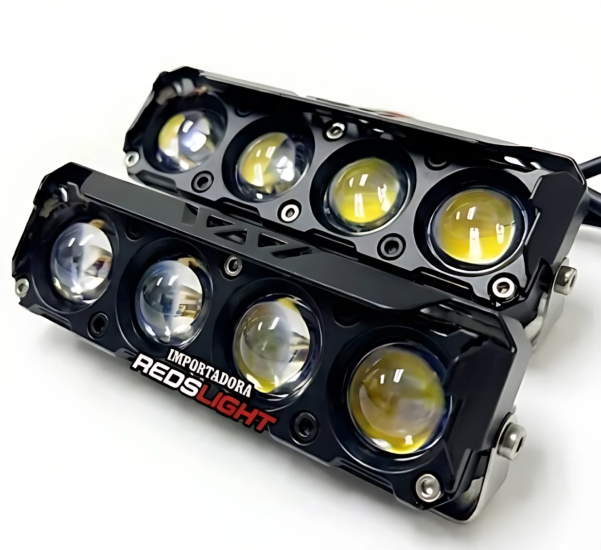 Par de exploradoras lineales con cuatro lupas cada una, acabado negro mate y luz dual blanca y amarilla para iluminación en carretera y off-road.