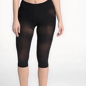 Faja moldeadora capri negra con levantador de glúteos, vista frontal completa sobre modelo.