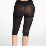 Vista posterior de faja moldeadora capri negra con levantador de glúteos, sobre top blanco deportivo.