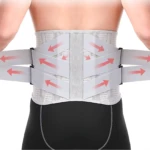 Faja lumbar gris con varillas ajustables y flechas rojas indicando compresión, vista posterior sobre torso con pantalón negro.