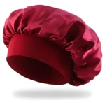 Gorro satinado rojo para dormir, con banda elástica ajustable y acabado brillante que protege el cabello al descansar.