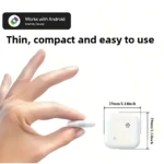 Localizador GPS blanco compacto de 29x29 mm, mostrado entre los dedos de una mano para resaltar su tamaño reducido. Compatible con Android.