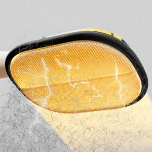 Guante electrostático amarillo quitando pelos de mascotas de superficie textil, con luz visible y cerdas en acción.