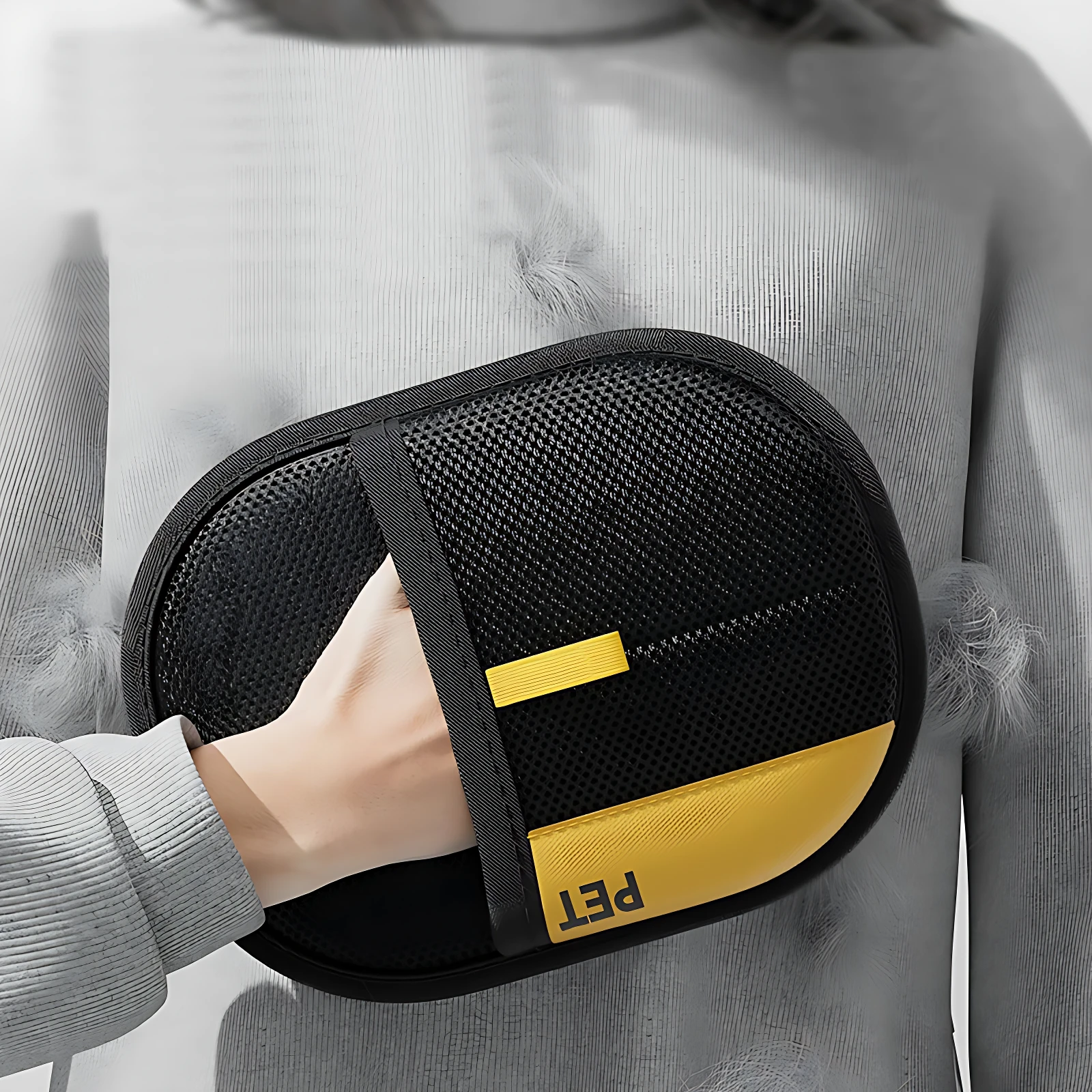 Guante electrostático negro con detalles en amarillo, mostrando textura de malla y logotipo PET en la parte inferior, siendo sostenido por una mano.