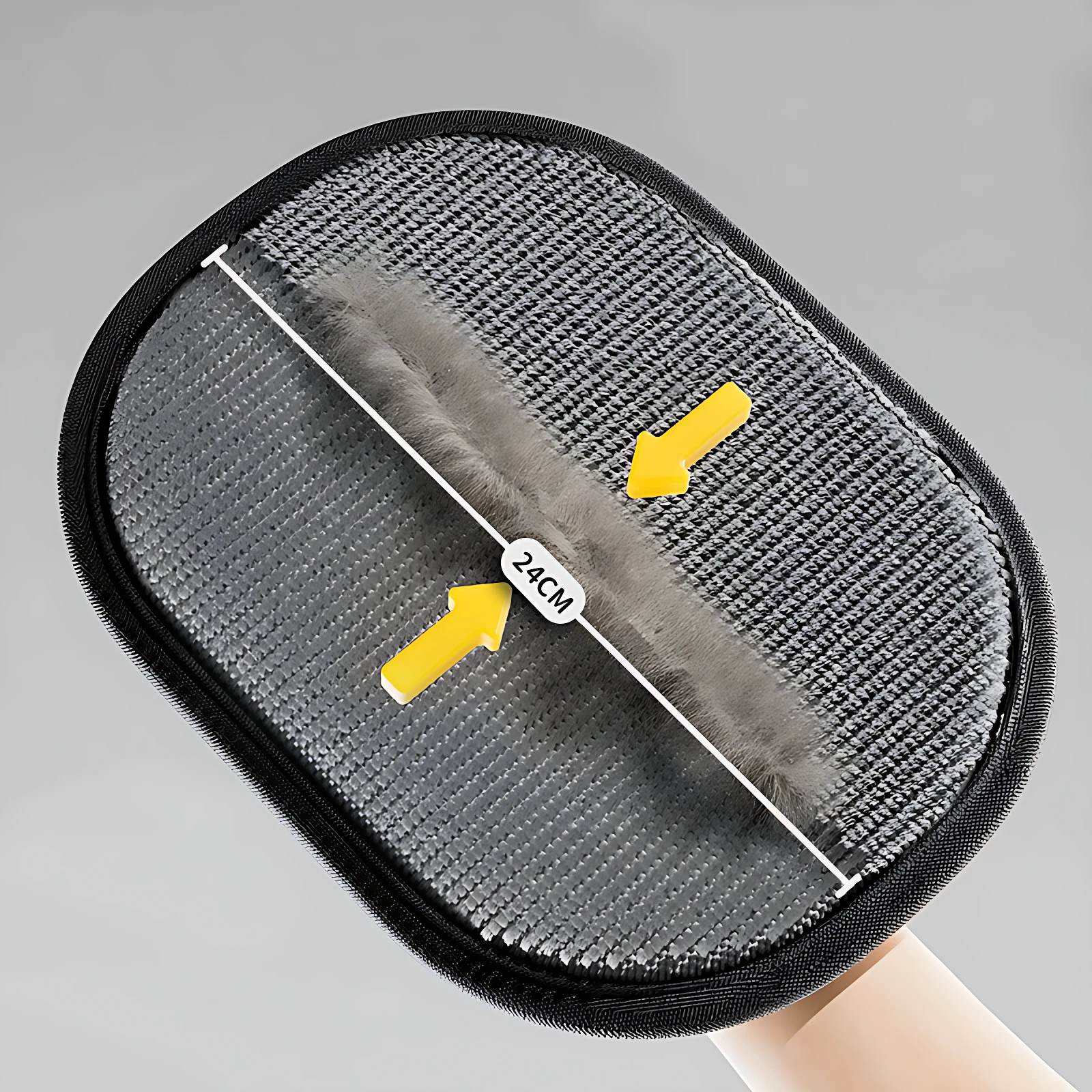 Guante electrostático quitamotas gris con borde negro, mostrando su textura de malla y pelusa acumulada en el centro, con flechas amarillas indicando dirección de uso y medida de 24 cm.