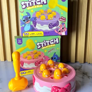 Juego Golpea el Topo Stitch en color rosa, con topo amarillo y martillo amarillo, mostrando variante Happy; incluye dos figuras de Stitch en cajas traseras.