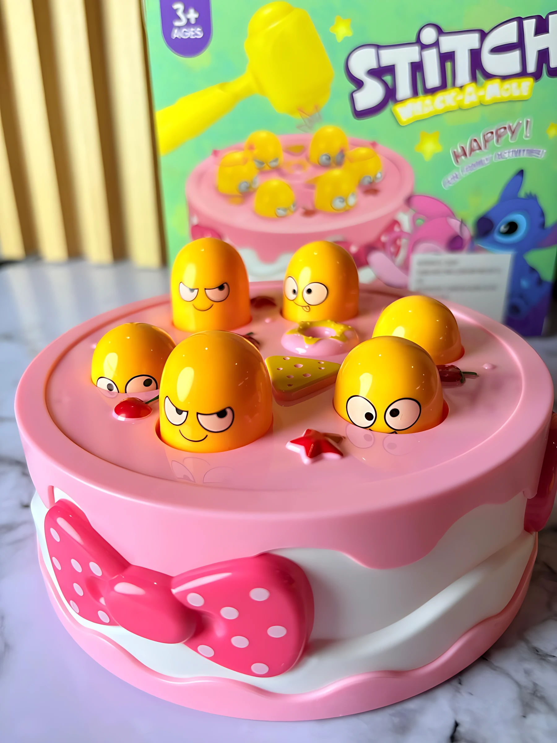 Juego Golpea el Topo Stitch: pastel rosa con seis topitos amarillos y lazo blanco con lunares, para dos niños.