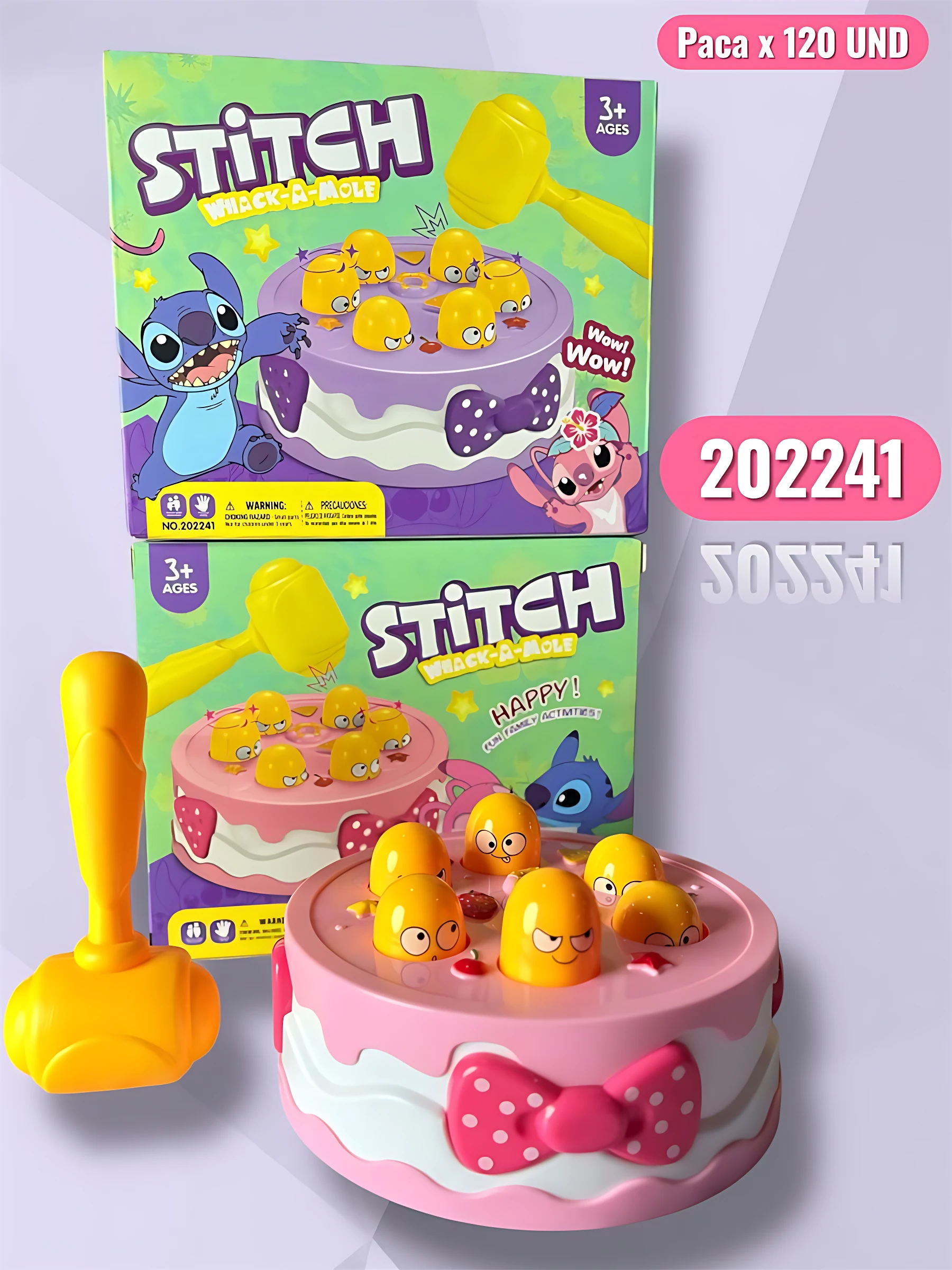 Juego Golpea el Topo Stitch: caja de color verde con de Stitch y pastel rosa, junto a un pastel físico con topitos amarillos y martillo amarillo; incluye dos juegos para niños de 3 años en adelante.