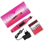 Kit de pulidor eléctrico rosa con seis brocas intercambiables, cargador y manual, ideal para eliminar callosidades y dar acabado suave a las uñas.