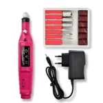 Kit de pulidor de uñas eléctrico en color rosa con seis brocas intercambiables, cargador y cable de alimentación.