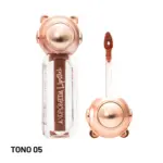 Labial líquido Andromeda tono 05, envase transparente con tapa en forma de cabeza de oso rosada, aplicador visible con color marrón claro.