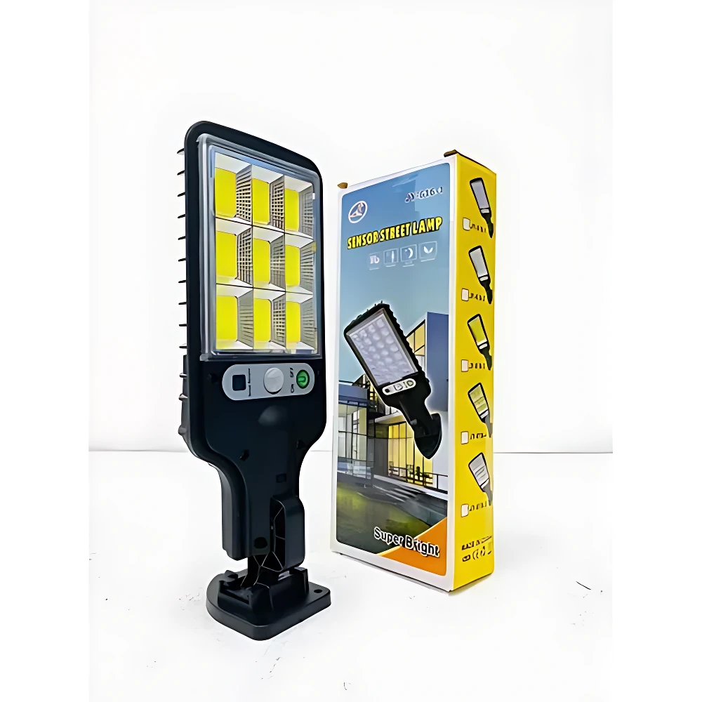 Lámpara LED solar negra con sensor de movimiento, panel frontal de 12 módulos amarillos y base de montaje, junto a su caja amarilla con del producto instalado en exterior.