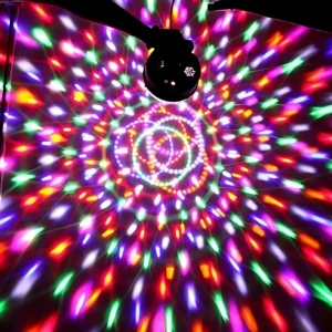 Proyector LED multicolor con luces estroboscópicas en espiral, ideal para ambiente festivo sincronizado con música.