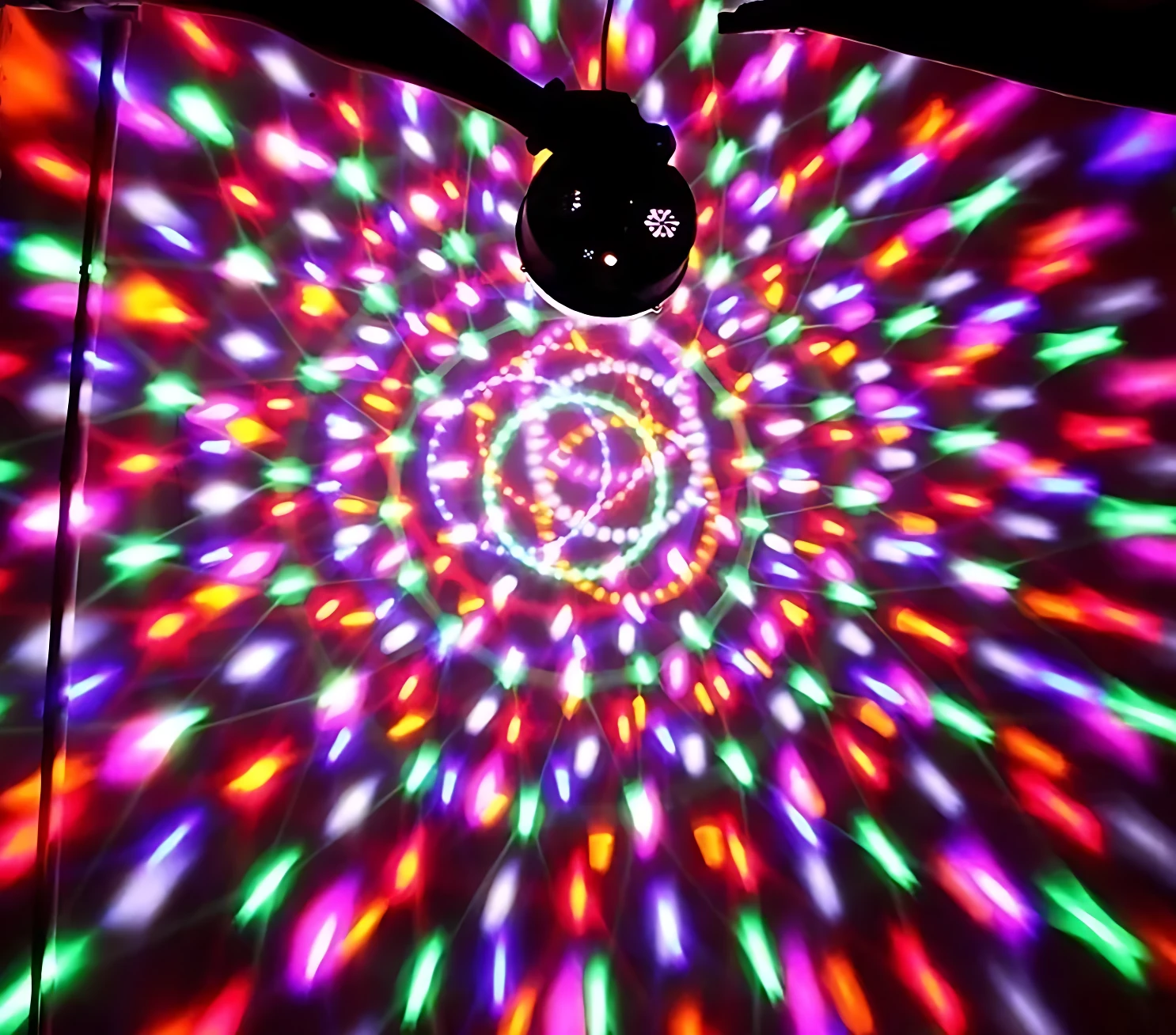 Proyector LED multicolor con luces estroboscópicas en espiral, ideal para ambiente festivo sincronizado con música.