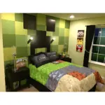 Lámpara de mesa con base metálica y pantalla transparente, sobre mesita de noche en habitación decorada con temática Minecraft.