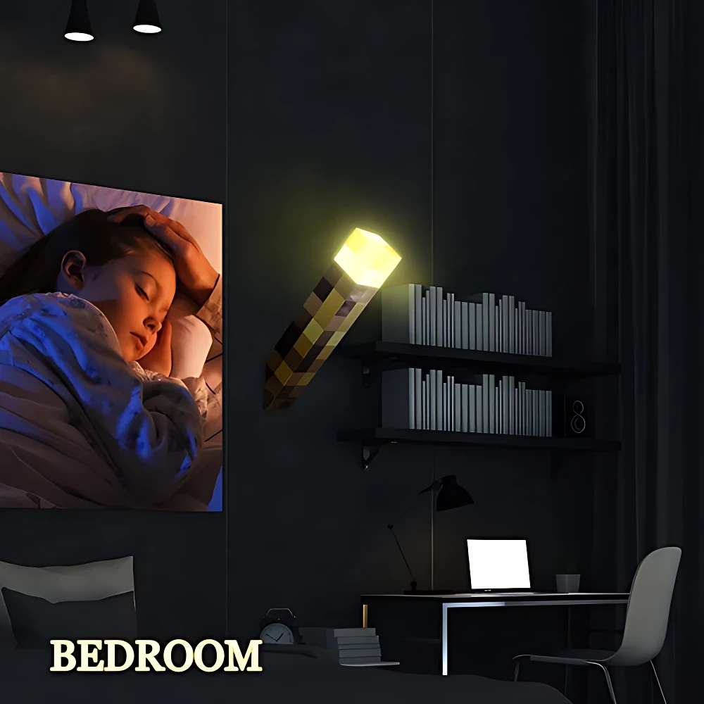 Lámpara temática Minecraft en color amarillo, montada en pared oscura de dormitorio, emitiendo luz cálida sobre estantería con libros y escritorio.