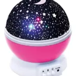 Proyector de estrellas rotativo en color rosa con base blanca y panel de control frontal, mostrando proyección de cielo nocturno con lunas y estrellas.