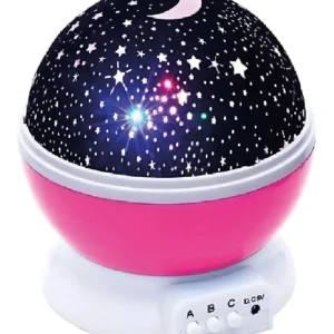 Proyector de estrellas rotativo en color rosa con base blanca y panel de control frontal, mostrando proyección de cielo nocturno con lunas y estrellas.