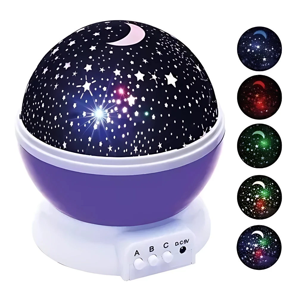 Proyector de estrellas rotativo con base blanca y cúpula morada, muestra proyección de cielo nocturno con luna y estrellas; incluye cinco colores de luz en variante lateral.