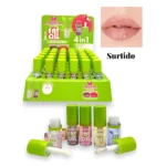 Set de tres lip glosses Gabrini Charming en presentación verde con aplicador, mostrando variedad de tonos y textura brillante. Incluye muestra de labios hidratados y voluminosos.