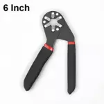 Llave universal de 6 pulgadas con mango negro y detalles rojos, diseñada para ajustar tornillos hexagonales en espacios reducidos.