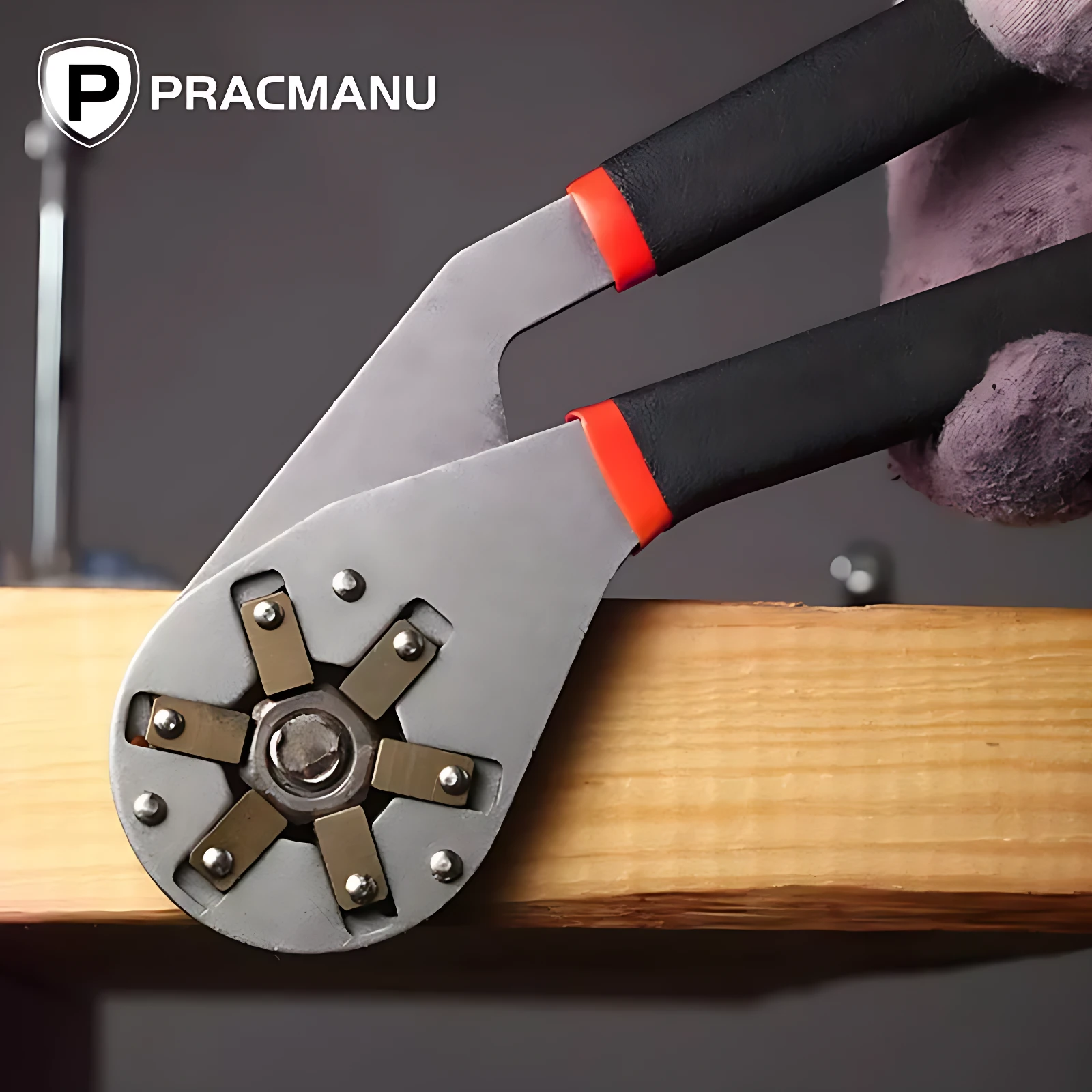 Llave universal 8 hexagonal ajustable en uso sobre madera, con mango negro y detalles rojos, cabeza metálica con ranuras para tornillos hexagonales.