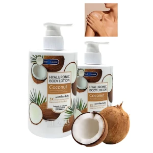 Set de dos botellas de loción corporal con bomba, color blanco, con ilustraciones de coco y palmera. Incluye detalle de aplicación en piel y coco partido.